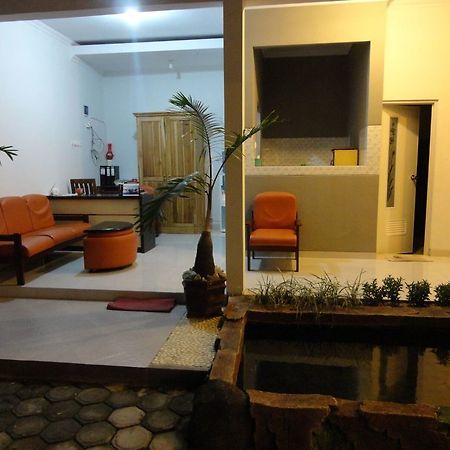 Pendowo Huis Guest House Yogyakarta Exterior photo