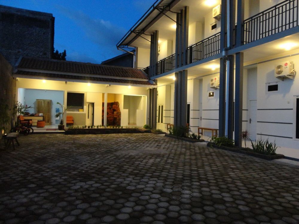 Pendowo Huis Guest House Yogyakarta Exterior photo